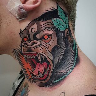 Tatuaje de gorila neo tradicional por Toni Donaire #Gorilla #GorillaTattoo #NeoTraditionalGorilla #NeoTraditionalTattoo #ToniDonaire