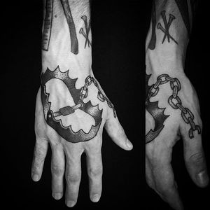Insane hand hunting trap tattoo #DanielBarreto #dotwork #blackwork #linework #handtattoo #huntingtraptattoo #hand #handtattoo