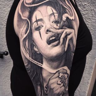 Tatuaje de chica fumando por Andy Blanco