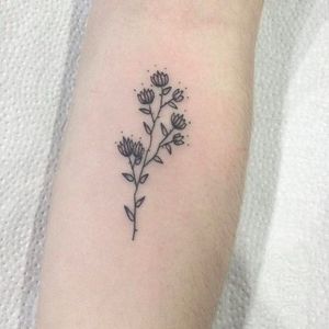 Tattoo delicadinha por Brenda Tavares! #BrendaTavares #Minnietattoo #tatuadorasbrasileiras #delicate #delicatetattoo #delicada #tattoodelicada #flor #flower #fineline #linhafina