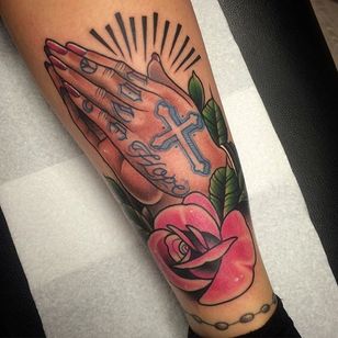 Tatuaje de manos rezando por Adam Knowles