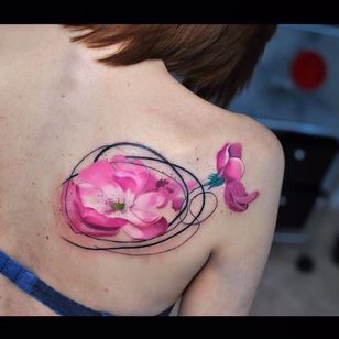 Tatuaje de flor de acuarela de Aleksandra Katsan #AleksandraKatsan #watercolor #watercolor #flower #pink