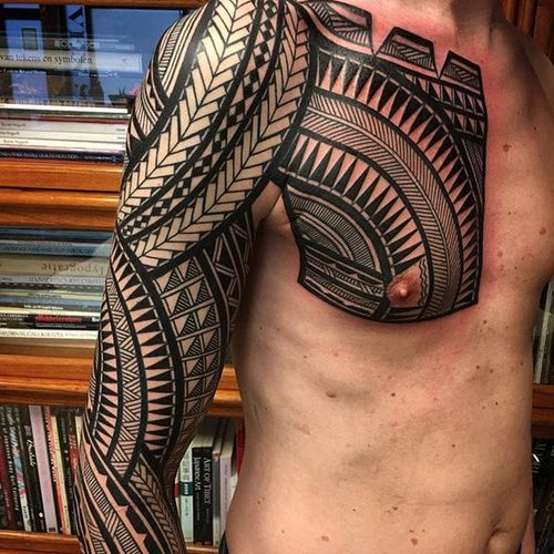 The chest portion of this tribal piece by Jeroen Franken (IG—jeroenfranken) is so intense. #blackwork #geometric #JeroenFranken #Polynesian #traditional #tribal