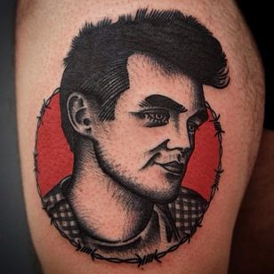 Tatuaje Morrissey de Giacomo Sei Dita #GiacomoSeiDita #traditional #redink #blackwork #morrissey