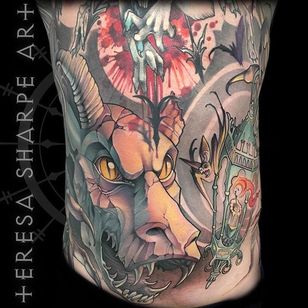 Tatuaje de gárgola neo tradicional a gran escala de Teresa Sharpe.  #neotraditional #TeresaSharpe #gargoyle #bat # lámpara