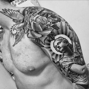 Una paloma, una rosa y un ángel con atrevidos bocetos de Lil B (IG — lilb_tattoos).  #ángel #gris negro #cristo #sordo #LilB #realismo #religioso #rosa