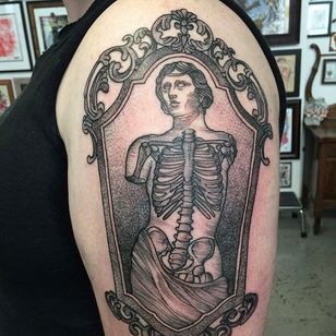 Tatuaje de estatua de esqueleto por Karrie Arthurs @ThePaperweight #ThePaperWeight #KarrieArthurs #Black #Blackwork #Dotwork #Skeleton #Statue #Blackbirdelectrictattoo