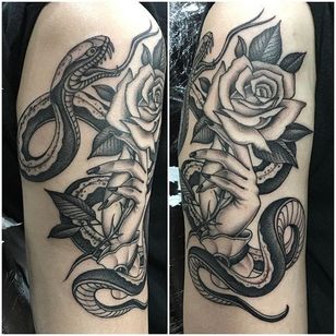 Tatuaje de serpiente rosa por Gianluca Fusco #snake #rose #blackandgrey #blackandgreyart #fineline #blackandgreyartist #GianlucaFusco