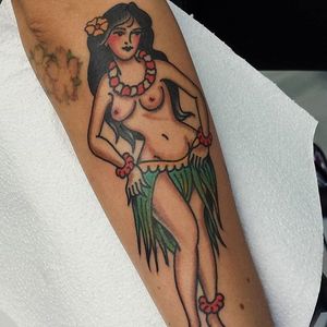Hula Pin Up Girl Tattoo by Colo López #pinup #pinupgirl #oldschoolpinup #traditionalpinup #traditionalgirl #traditional #ColoLopez