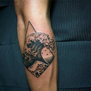 Clean Hokusai inspired wave tattoo inside a polygon. Tattoo by Tommy Lee. #Tommylee #109 #illustrativetattoo #blacktattoo #hokusai #waves
