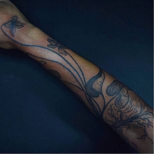 Tattoo by Noel'le Longhaul #NoelleLonghaul #linework #blackwork #dotwork #illustrative #naturaleza #grabado #orquídeas #raíces #hojas #flores #flor