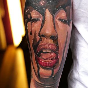 Mujer y tatuaje pintado de negro por Dongkyu Lee @q_tattoos #dongkyu #dongkyulee #realismo #realista #retrato #corea #mujer