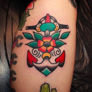 Ancla clásica y fantástica con flor.  Tatuaje sólido de CP Martin.  #CPMartin #thedarlingparlour #sydney #traditional tattoos #anker #blossom
