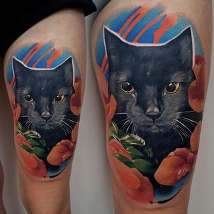 Un gato negro mira desde un ramo de flores rosadas a través de James Artink (IG: james_artink).  #gato #color #flores #JamesArink #realismo