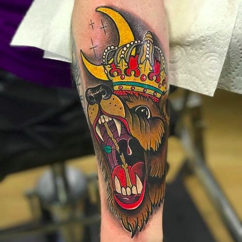 A crown is a hat, and this bear is wearing it. By Andy Moore (via IG -- andy_m76) #AndyMoore #bear #beartattoo #bearswearinghats #bearswearinghatstattoo