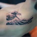 ‘The Great Wave off Kanagawa’ tattoo by Oozy. #Oozy #blackwork #dotwork #southkorean #thegreatwaveoffkanagawa #hokusai #japanese #greatwaveoff #woodblock #traditional #iconic #fineart #mtfuji #wave