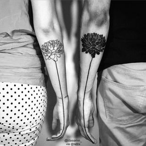 Flores do brasileiro Daniel Matsumoto #DanielMatsumoto #amor #love #coupletattoo #tattoodecasal #matchingtattoo #casal #flores #flowers #line #linha #traço #blackwork #tatuadoresdobrasil