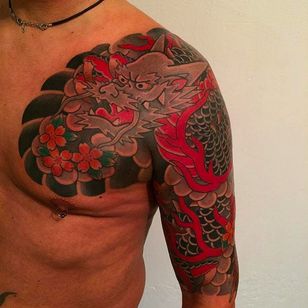 Magnífico tatuaje de Ryu / Dragon con algo de sakura, obra de Goshu.  #goshu #japanesetattoo #irezumi #horimono #ryu #dragon