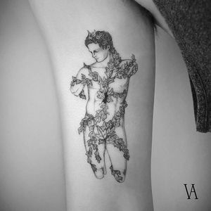 A statue covered in ivy via Violeta Arús (IG-violeta.arus). #blackwork #illustrative #ivy #statue #VioletaArús