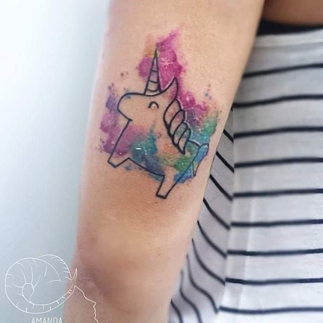 Tatuaje de unicornio por Amanda Barroso #unicorn #unicorntattoo #watercolor #watercolortattoo #watercolortattoos #brighttattoos #AmandaBarroso