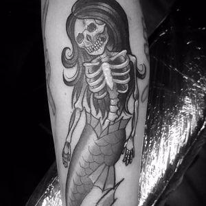 Sereia zumbi de #UncleTrashcan #zumbi #zombie #blackwork #sereia #mermaid #esqueleto #skull