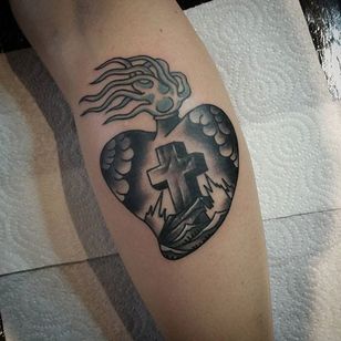 Tatuaje de corazón religioso por Jim Longhurst