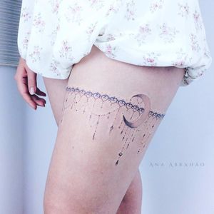 Faixinha na coxa! #lua #moon #cinta #garter #AnaAbrahão #fineline #traçofino #delicadas #delcates #fofas #cute #TatuadorasDoBrasil #presuntinhas