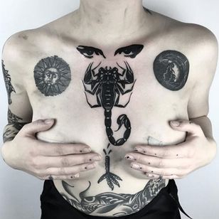 Tatuaje de escorpión por Louis Loveless #LouisLoveless #scorpion #traditional