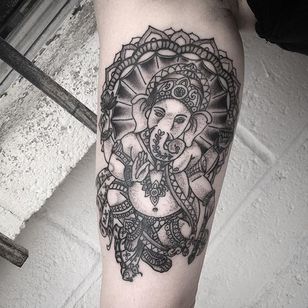 Tatuaje de Ganesha por Alexis Kaufman #ganesha #blackwork #blckwrk #blackink #blacktattoos #blackworkartist #AlexisKaufman