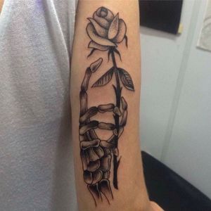 Tattoo por Diogo Cogebriz! #DiogoCogebriz #tatuadoresbrasileiros #tatuadoresdobrasil #tattooBr #TattoodoBr #blackwork #blackworkers #dotwork #pontilhismo #hand #flower #mão #flor #ossos #bones