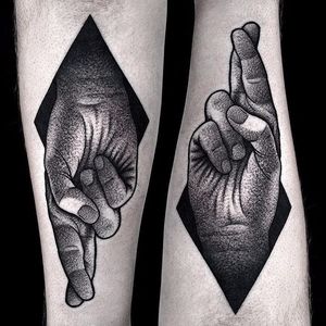 Cross my fingers, hope to die by Kamil Czapiga #KamilCzapiga #blackwork #blackandgrey #dotwork #hand #realistic #realism #tattoooftheday