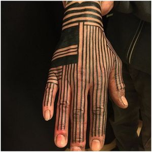 Super solide hand tattoo by Gerhard Wiesbeck (IG—gerhardwiesbeck). #blackwork #geometric #GerhardWiesbeck #hand