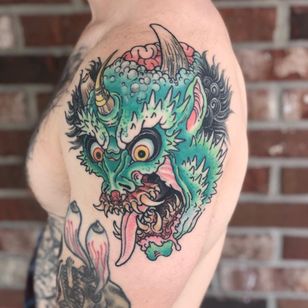 Tatuaje de Wendy Pham #WendyPham #TaikoGallery #WenRamen #neutraditional #color #Japanese #mashup #demon #yokai #monster # colmillos # ojos # cerebro # cuerno