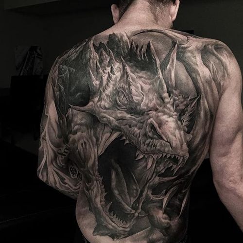 Dragon back. (via IG - evilkolors) #largescale #blackandgrey #realism #gregnicholson #dragon