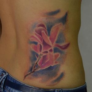 Tatuagem colorida sem traços. #flor #colorida #flower #delicate #delicada #RafalBilinski #tatuadorpolones #polonia #brasil #brazil #portugues #portuguese