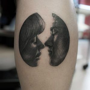 Romantic tattoo by Emma Bundonis #EmmaBundonis #blackandgrey #realistic #kiss