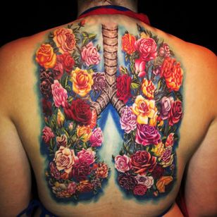 Un conmovedor tatuaje conmemorativo para un ser querido de Jamie Schene.  (Vía IG - jamie_schene) #JamieSchene #colorrealism #roses