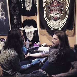 Alexis Calvie getting tattooed by Guy le Tattooer (IG-alexiscalvie). #AlexisCalvie #blackwork #dotwork #geometric #sacredgeometry