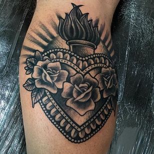 Tatuaje de corazón con rosas por Cesar Rivas Fomperosa #Sacredheart #SacredHeartTattoo #BlackworkSacredheart #BlackworkTattoos #BlackworkTattoo #Blackwork #CesarRivasFomperosa #roses #heart