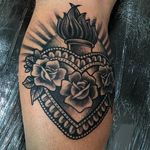 Heart tattoo with roses by Cesar Rivas Fomperosa #Sacredheart #SacredHeartTattoo #BlackworkSacredheart #BlackworkTattoos #BlackworkTattoo #Blackwork #CesarRivasFomperosa #roses #heart