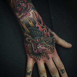 Tatuaje de dragón por Jay Breen #dragon #dragontattoo #traditional #traditionaltattoo #oldschool #classictattoos #traditionalartist #JayBreen