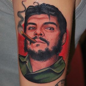 Ernesto Guevara Tattoo by Alex Ciliegia #cheguevara #cheguevaratatoo #popculture #popculturetattoo popculturetattoos #charactertattoos #portraittattoos #celebritytattoo #poptattoos #iconictattoos #AlexCiliegia