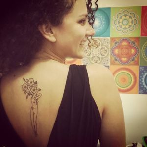 #AuroraBeatriz #brasil #brazil #brazilianartist #tatuadoresdobrasil #fineline #blackwork #woman #mulher #flor #flower #folha #leaf