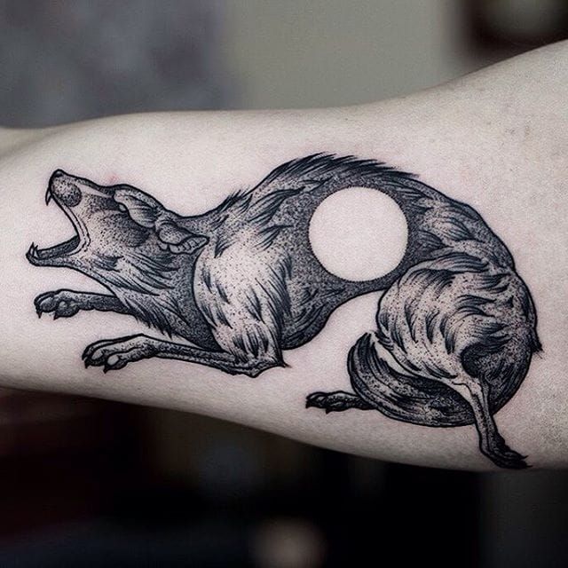 Tatuaje de lobo por Pavlo Balytskyi #wolf #blackwork #blackworktattoo #illustrative #illustrativetattoo #blackink #PavloBalystskyi