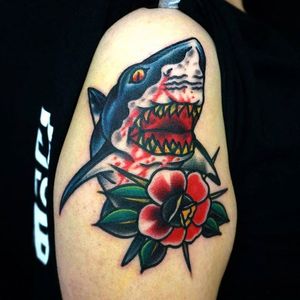 Shark Tattoo by Havit Tattooer #shark #sharktattoo #traditionalshark #traditional #traditionaltattoo #sharktattoos #boldtattoos #funtattoos #seacreature #oceantattoo #oceanictattoos #HavitTattooer