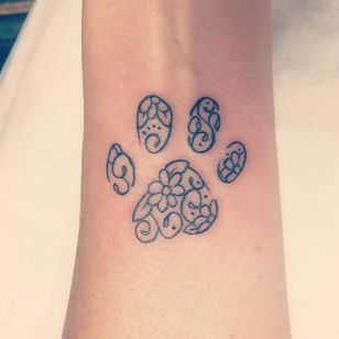 Swirly paw print design by Nixie #minimalist #minimalistic #minimalism #pawprint #animallover #animaltattoo #lovetattoo #dog #friendship #linework #nixie