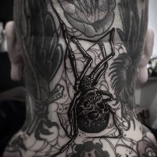 Tatuaje de araña por Neil Dransfield #spider #blackworkspider #blackwork #neck #blackworkneck #darkart #blackworkartist #NeilDransfield
