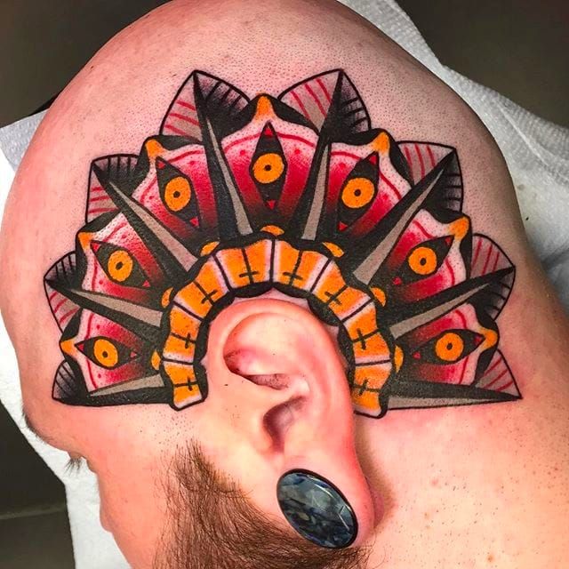 Medio mandala de gran apariencia en el cuero cabelludo.  Tatuaje de Tom Lortie.  #TomLortie # tatuaje tradicional # tatuaje de color # mandala # cuero cabelludo