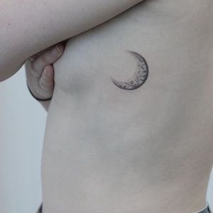Crescent moon by Hannah Nova (Via IG hannah_novart) #moon #crescentmoon #space #stars #simple #finelines #HannahNovaDudley
