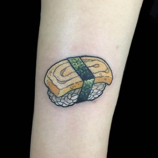 Tatuaje de Wendy Pham #WendyPham #TaikoGallery #WenRamen #newtraditional #color #Japanese #mashup #sushi #tamagoyaki #egg #eggsushi #rise #nori #cute #foodtattoo